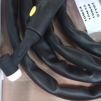 Mango de soldadura preto com cabo preto enrolado numa caixa