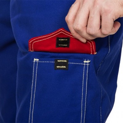 Calças azuis com bolso vermelho com fechos de velcro pretos.