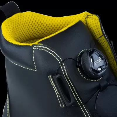 Bota preta com interior amarelo e sistema de aperto BOA