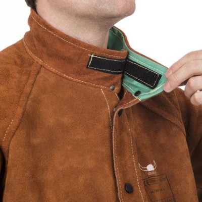 Casaco castanho tipo camurça com fecho de velcro na gola e interior verde