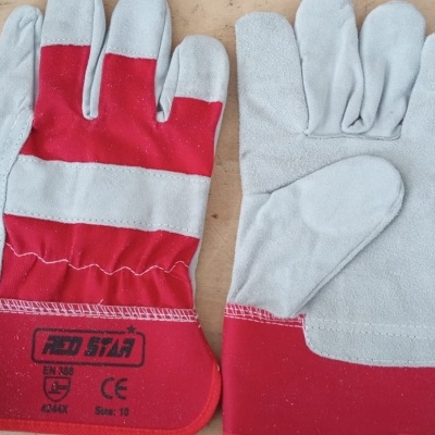 luvas de trabalho vermelhas e cinza com texto impresso