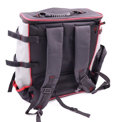 Mochila térmica preta com detalhes vermelhos e brancos, vista traseira com alças e fecho