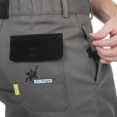 Calças de trabalho cinza com bolso preto e logo Arc Knight