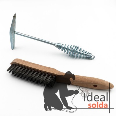 Martelo metálico com cabo espiral e escova de limpeza com cabo de madeira e cerdas metálicas