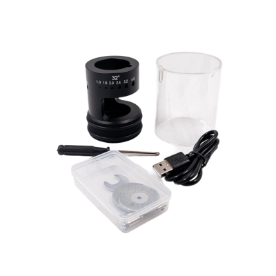 Conjunto de acessórios com suporte preto, tampa transparente, chave de fendas, cabo USB e caixa plástica com ferramentas.