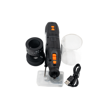 Ferramenta elétrica preta com botões laranja, acessório com marcações angulares, tampa plástica e cabo USB