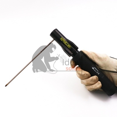 ferramenta manual preta com cabo texturizado e haste metálica longa com mão usando luva bege