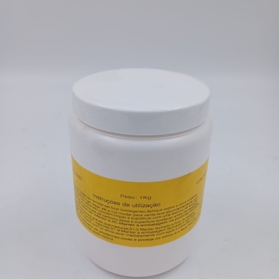 Pote branco de plástico com rótulo amarelo contendo texto em português
