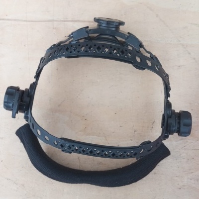 Suporte ajustável de cabeça para capacete preto sobre madeira