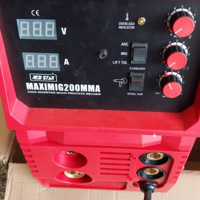 Máquina de soldar vermelha com painel digital e botões