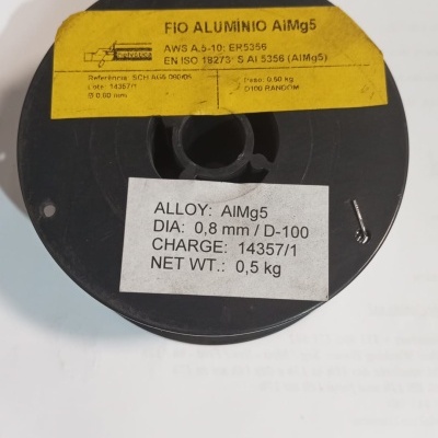 Carretel preto com fio de alumínio AlMg5 e etiquetas informativas amarelas e brancas sobre fundo branco