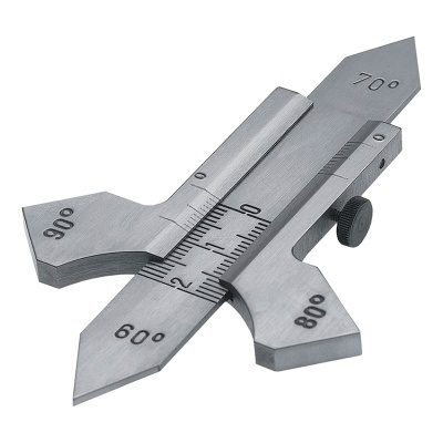 Ferramenta metálica de medição com marcações angulares e escala milimétrica.