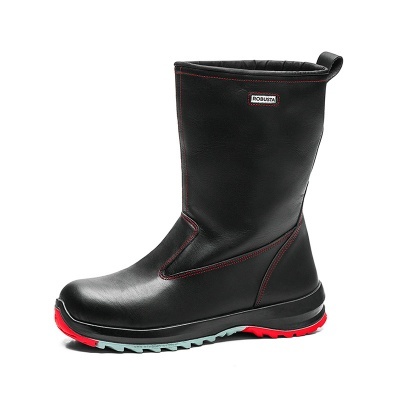 Bota preta de cano alto com sola vermelha e cinza e etiqueta ROBUSTA