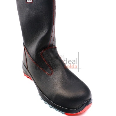 Bota de segurança preta com sola vermelha e etiqueta SOLDER