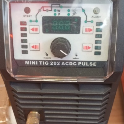 Máquina de soldar MINI TIG 202 ACDC PULSE com painel digital e conectores frontais