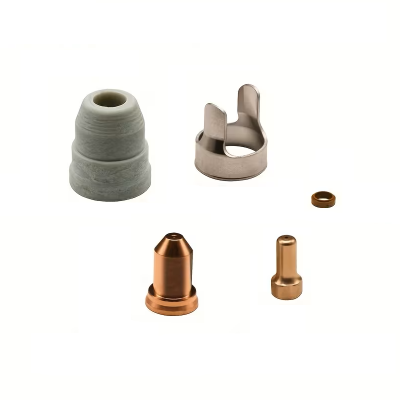 Peças pequenas de metal e cerâmica em fundo branco