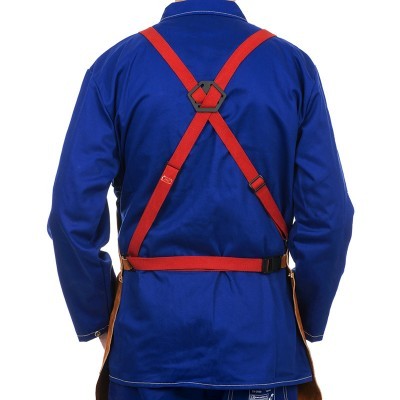 Pessoa com macacão azul e cinto de segurança vermelho nas costas