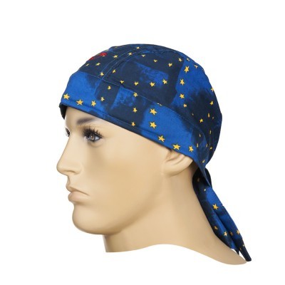 Bandana azul escuro com estrelas amarelas e vermelhas numa cabeça de manequim