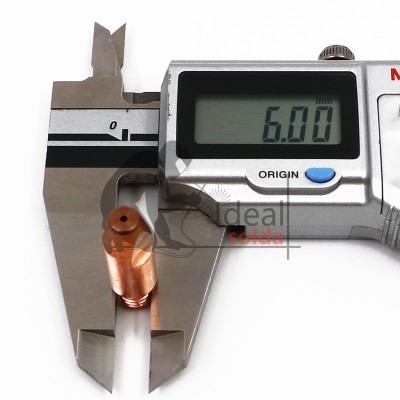 paquímetro digital a medir peça de cobre pequena