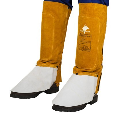 Perneiras de proteção em couro castanho com reforço branco sobre calçado