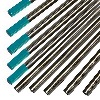 Electrodos de soldadura com ponta azul e metálica em paralelo