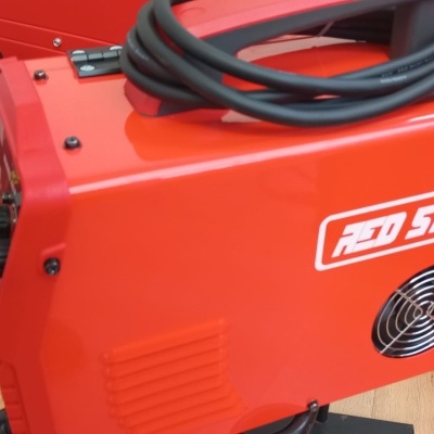 Máquina de soldar vermelha RED STAR com ventilador lateral e cabos pretos