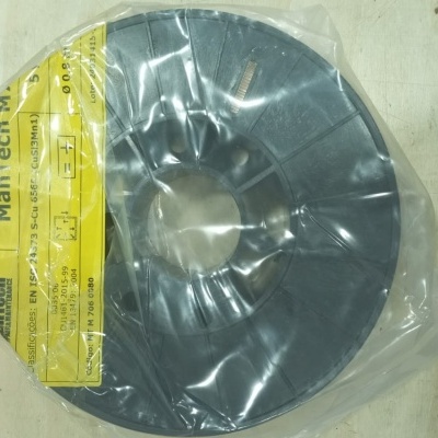 Bobina de fio preto ManTech MA PRO 1,75 mm embalada em saco plástico transparente sobre mesa de madeira clara