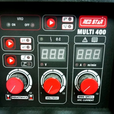 Painel da máquina de soldar Red Star MULTI 400 com botões e mostradores digitais