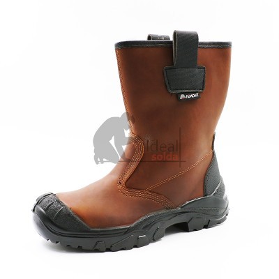 Bota de segurança em couro castanho com sola preta e detalhes reforçados