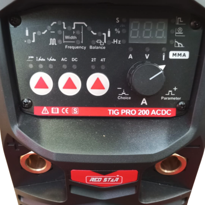 Máquina de soldar TIG PRO 200 ACDC com painel de controlo e etiquetas da marca RED STAR