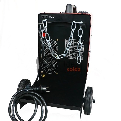 Equipamento de soldadura móvel preto com corrente metálica e cabo elétrico grosso