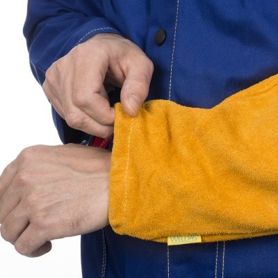 Manguitos amarelos de tecido felpudo usados com uniforme azul