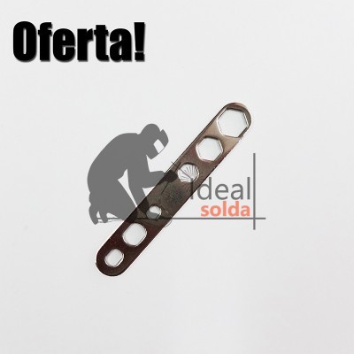 Ferramenta metálica com aberturas hexagonais e redondas ao lado do texto Oferta em fundo branco