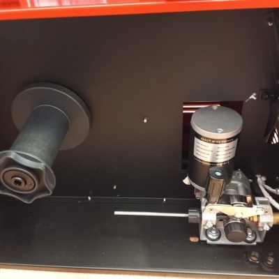 Interior de máquina industrial com eixo rotativo e componentes metálicos