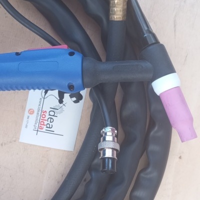 Cabo de soldadura com pegador azul e terminação de cerâmica rosa em superfície clara.