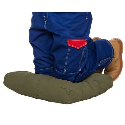 Pessoa ajoelhada com almofada de joelhos verde escura, calças azuis de trabalho e botas castanhas.