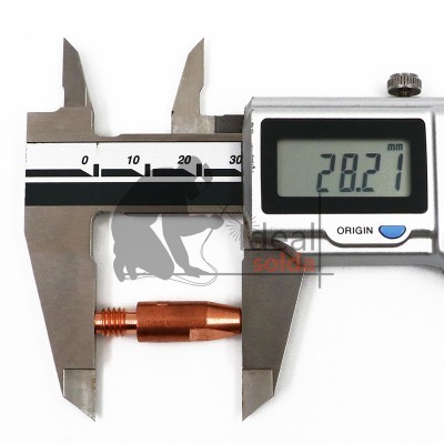 Paquímetro digital medindo objeto metálico cobre com medida 28.21 mm