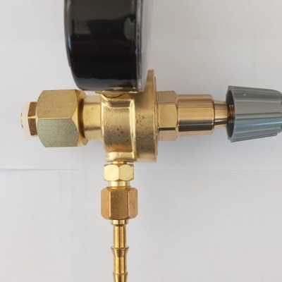 Manómetro com corpo em latão, mostrador preto e botão cinzento