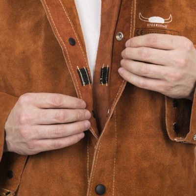 Casaco de camurça castanho com botões pretos e texto bordado branco