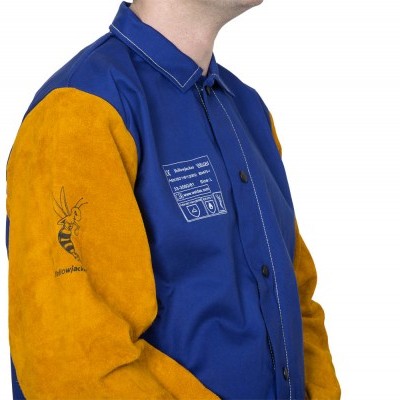 Casaco azul e amarelo com bordado e etiqueta branca