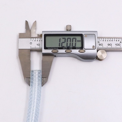 Paquímetro digital a medir mangueira transparente reforçada