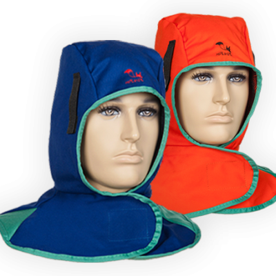 Dois capuzes de proteção azul e laranja com bordas verdes e logótipo AVANÇA.