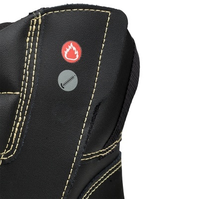 Bota preta com costura amarela e ícones de chama e isqueiro