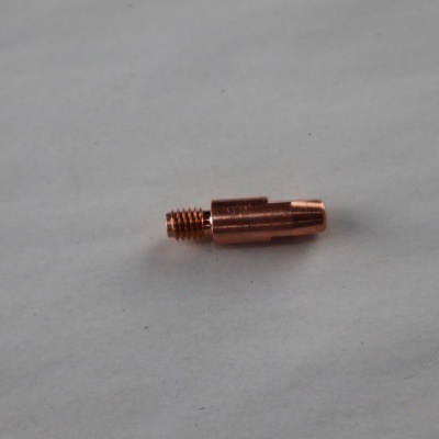 Peça metálica pequena de cobre com rosca numa extremidade