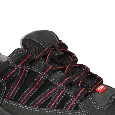 Ténis desportivo preto com costuras e atacadores vermelhos e cinzentos