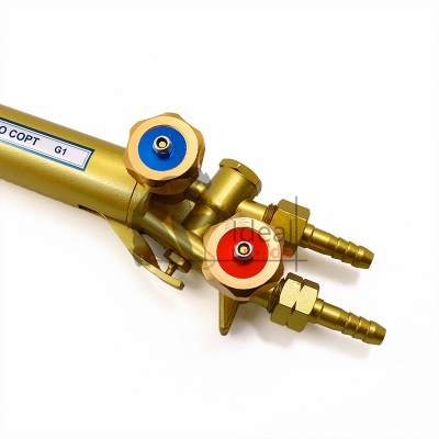 Maçarico de corte em metal amarelo-dourado com válvulas azul e vermelho