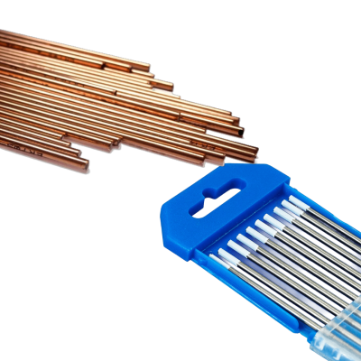 Varetas de cobre ao lado de estojo azul com varetas metálicas prateadas em fundo branco.