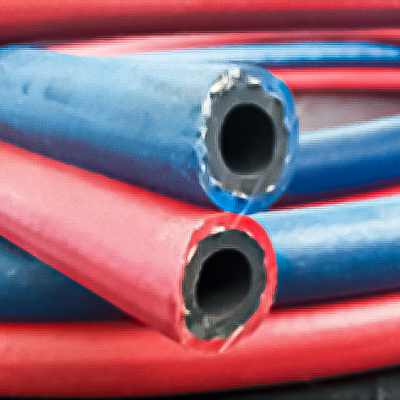 Mangueiras flexíveis vermelha e azul com interior preto