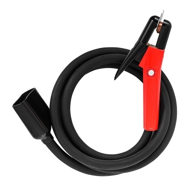 Cabo preto com pinça vermelha isolada