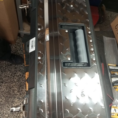 Caixa de ferramentas metálica prateada com pega preta